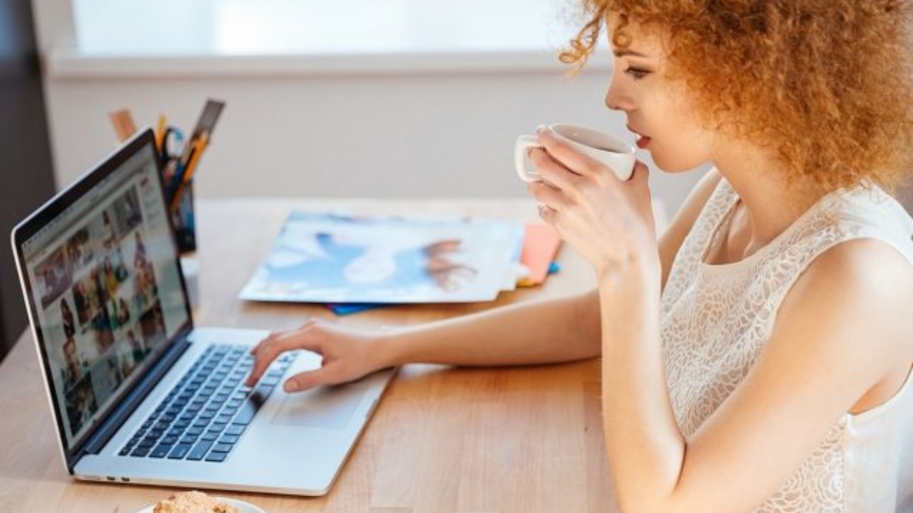 woman-photographer-drinking-coffee-and-working-PJNBP6U-637x478