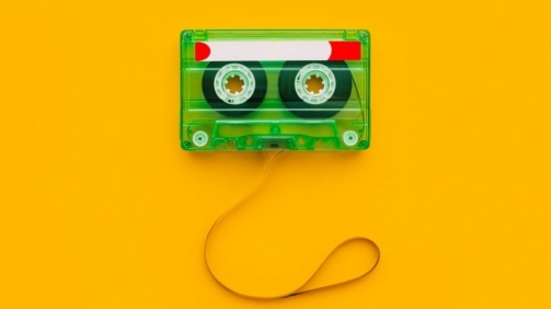 top-view-of-audio-cassette-with-tangled-tape-UND3Q96-768x576