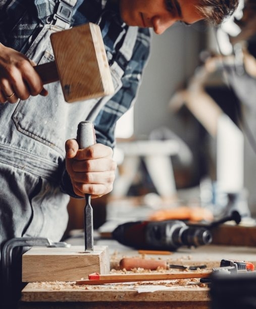 the-carpenter-works-with-a-tree-ASCY5K2-507x612