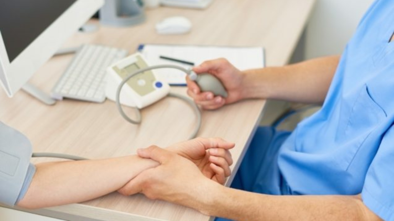 doctor-measuring-blood-pressure-ZF5EDVP-637x429