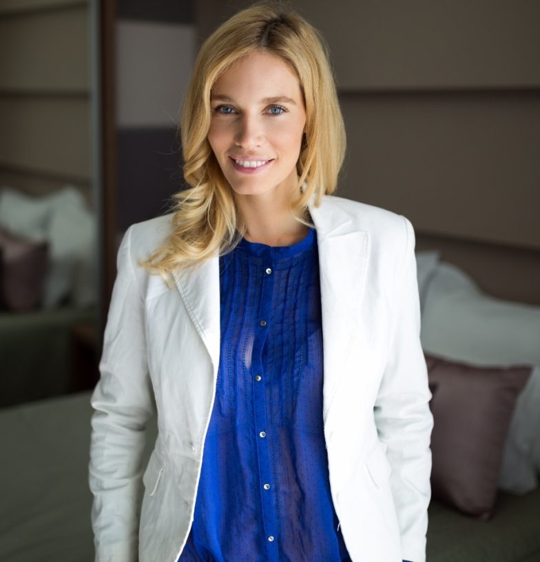portrait-of-attractive-businesswoman-in-hotel-M2LSR4J-784x815