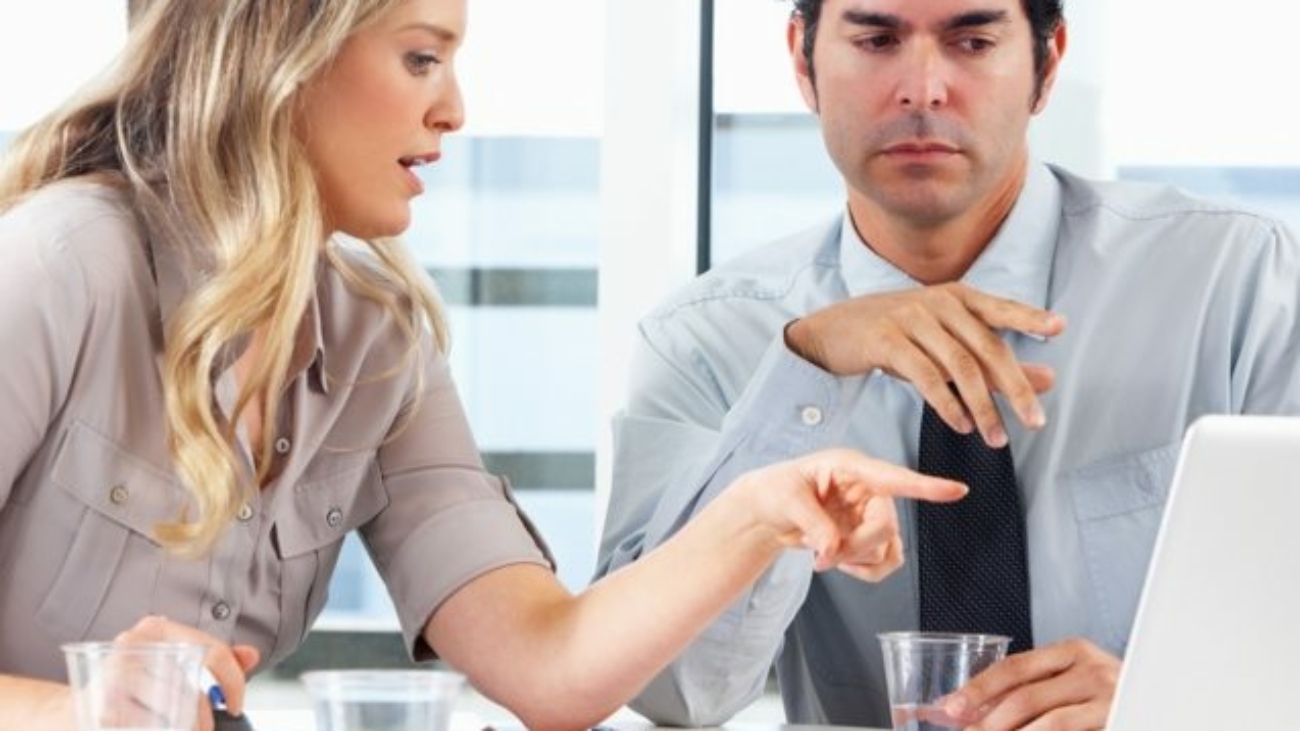 businessman-and-businesswoman-meeting-in-office-PZZXTMB-637x478