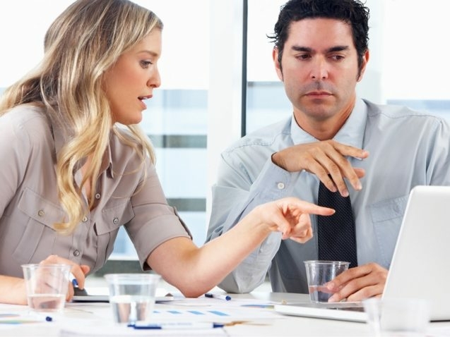 businessman-and-businesswoman-meeting-in-office-PZZXTMB-637x478