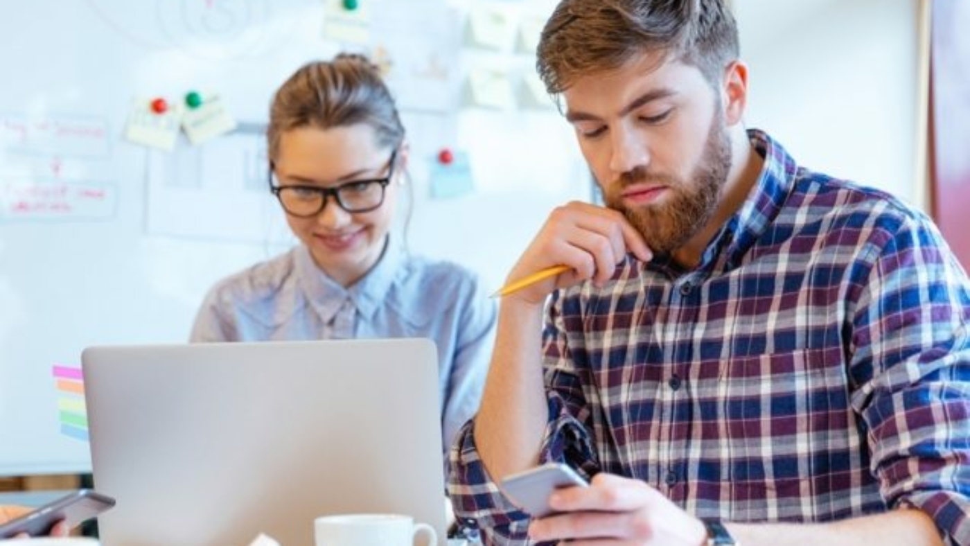 people-working-in-office-P3DBYE3-637x478