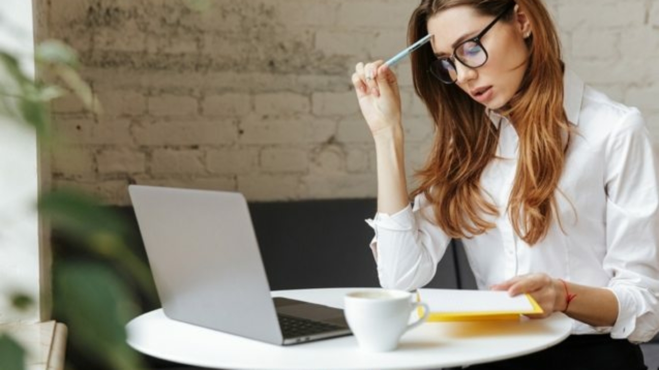 thoughtful-business-woman-indoors-using-laptop-P5HYUQX-637x478
