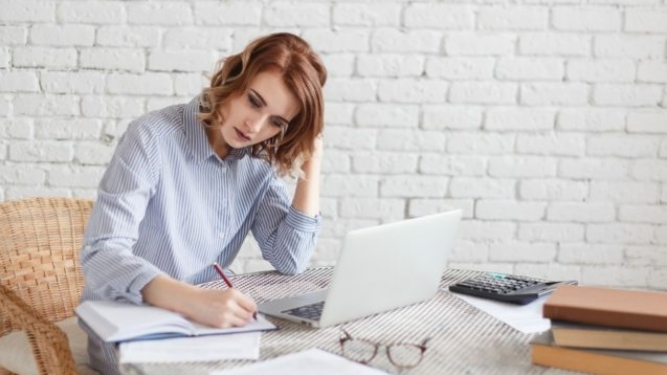 woman-freelancer-female-hands-with-pen-writing-on-P369BAX1-637x478