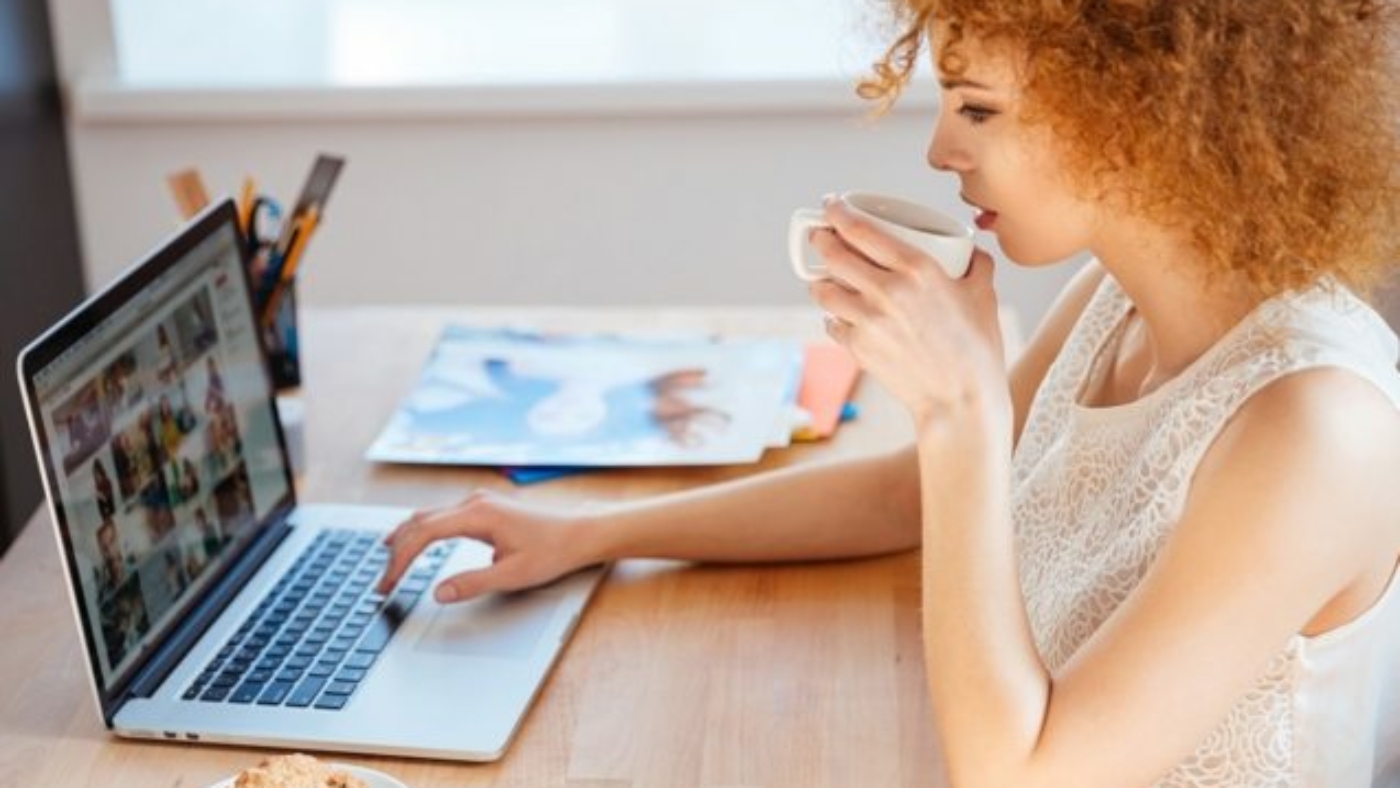 woman-photographer-drinking-coffee-and-working-PJNBP6U-637x478