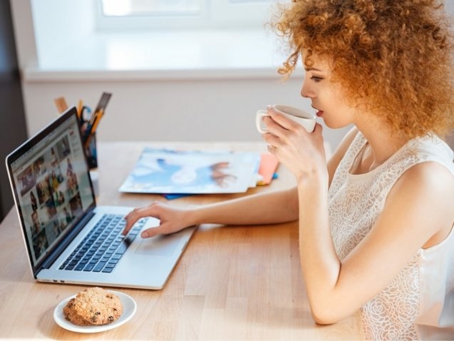 woman-photographer-drinking-coffee-and-working-PJNBP6U-637x478