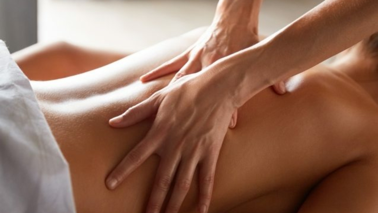 full-body-massage-in-spa-salon-PNCR948-637x478