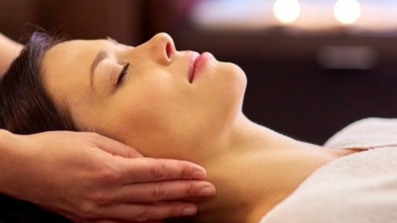 spa-salon-therapy-treatment-PZFBLW-10-637x478