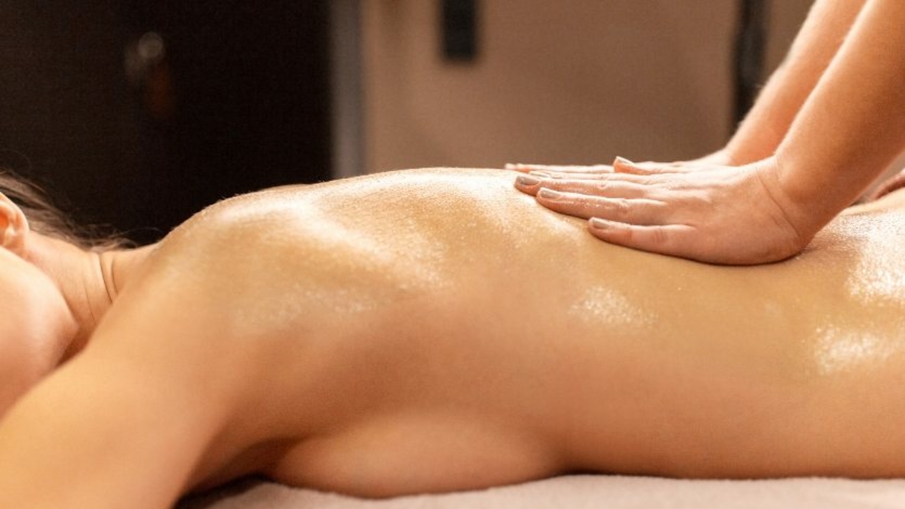 woman-lying-and-having-back-massage-at-spa-P9T7TEZ-2